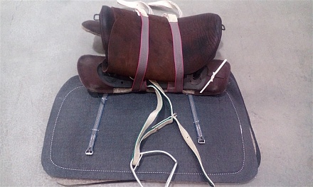 Седло кавалерийское с подпругами и путилищами со стременами (с потником)