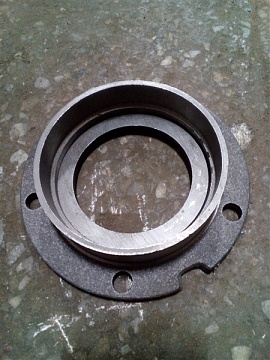 Корпус уплотнения направл. колеса ДТ-75 77.32.012