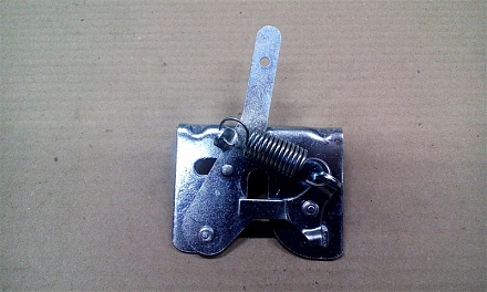 Замок капота МТЗ 80-8402410