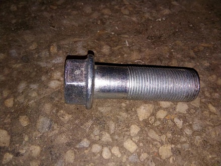 Болт вкладыша задней ступицы МТЗ 50-3104028