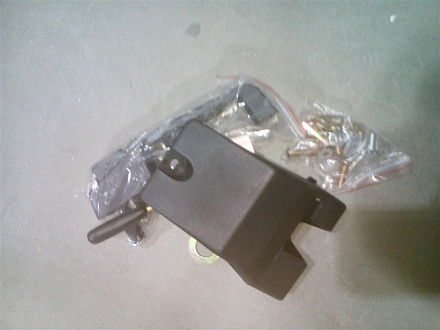 Замок двери УК пр. 80-6105010-01 (в сб. с ручкой) наруж (аналог)