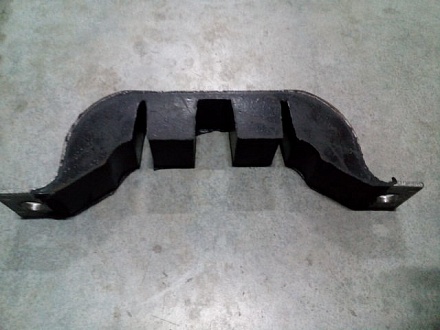 Подушка (скоба) под двигатель СМД-60 150.00.074