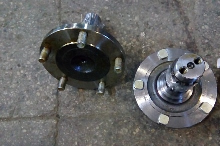 Фланец с болтами п.в.м. МТЗ 72-2308070 (5 шпилек) (ОАО МТЗ)