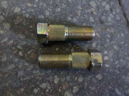 Болт ступицы заднего колеса 40-3104021 (аналог)