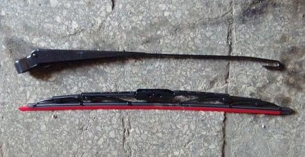 Рычаг со щеткой стеклооч. 42 см. Т240-5205300 (задний УК) к стеклоочистителю 14161