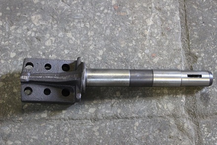 Ось левая Т-25 25.31.134 (паз спереди)