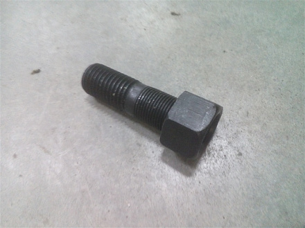 Шпилька ступицы колеса 1ПТС-9 (М20*1,5) с гайкой